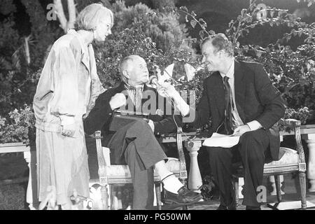 "Assegnazione del premio letterario ''Premio Capri'' per il scrittore ceco Bohumil Hrabal. A sinistra di Hrabal è il suo traduttore Susanna Roth, sulla destra, l'organizzatore della cerimonia Claudio Angelini.". Foto Stock