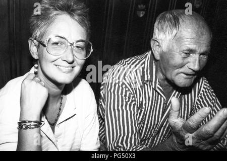 'L'scrittore ceco Bohumil Hrabal e il traduttore Susanna Roth nel ristorante ''Zum Goldenen Tiger''." Foto Stock