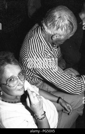 'L'scrittore ceco Bohumil Hrabal e il traduttore Susanna Roth nel ristorante ''Zum Goldenen Tiger''." Foto Stock