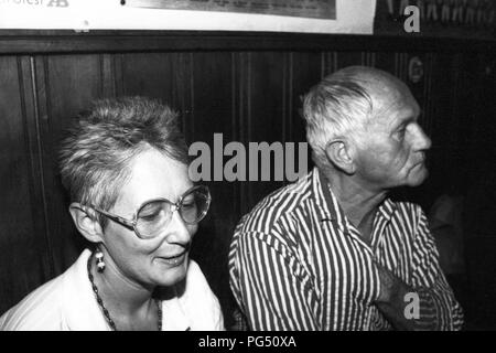 'L'scrittore ceco Bohumil Hrabal e il traduttore Susanna Roth nel ristorante ''Zum Goldenen Tiger''." Foto Stock