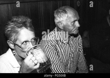 'L'scrittore ceco Bohumil Hrabal e il traduttore Susanna Roth nel ristorante ''Zum Goldenen Tiger''." Foto Stock