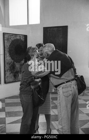 Il scrittore ceco Bohumil Hrabal e il traduttore Susanna Roth in un museo. Foto Stock