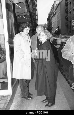 Il traduttore Susanna Roth e gli scrittori Peter Esterhazy (anteriore sinistro) e Bohumil Hrabal su un marciapiede a Parigi. Foto Stock