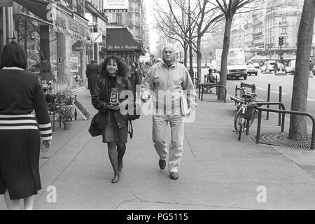 Il scrittore ceco Bohumil Hrabal con un fotografo a Parigi. Foto Stock