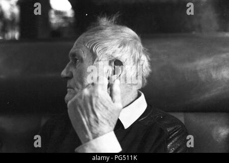 Il scrittore ceco Bohumil Hrabal a Parigi nel 1990. Foto Stock