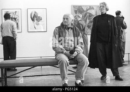 Il scrittore ceco Bohumil Hrabal e il traduttore Susanna Roth in un museo di Parigi. Foto Stock