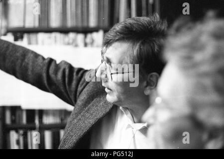 " Il direttore ceco Jiri Menzel a seguito di una prestazione del gioco ''Hlunca Samota'' (''troppo forte in una solitudine'') dopo il romanzo di Bohumil Hrabal. I biglietti per le prestazioni sono stati distribuiti agli agricoltori dei villaggi vicini che o non avevano alcuna possibilità di venire a Praga o ha avuto altre cose da fare a Praga, piuttosto che andare a teatro. Il pezzo è stato ufficialmente venduto fuori, ma la hall era vuoto." Foto Stock