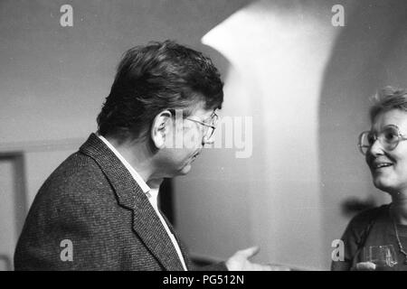 " Il direttore ceco Jiri Menzel a seguito di una prestazione del gioco ''Hlunca Samota'' (''troppo forte in una solitudine'') dopo il romanzo di Bohumil Hrabal. I biglietti per le prestazioni sono stati distribuiti agli agricoltori dei villaggi vicini che o non avevano alcuna possibilità di venire a Praga o ha avuto altre cose da fare a Praga, piuttosto che andare a teatro. Il pezzo è stato ufficialmente venduto fuori, ma la hall era vuoto." Foto Stock