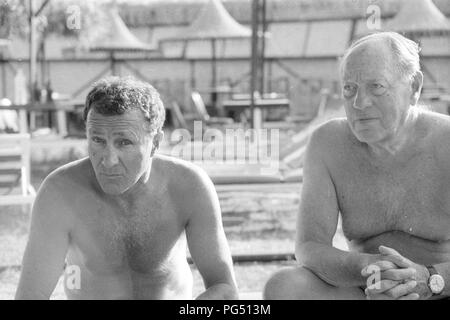 I pittori cechi Josef Jira (sinistra) e Jan Smetana durante una vacanza a Cipro. Foto Stock