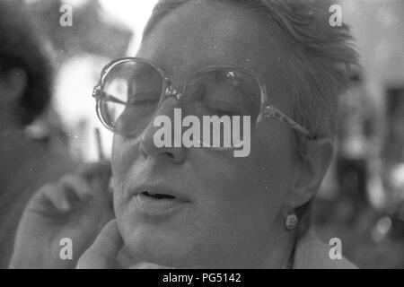 Il traduttore Susanna Roth nello studio del pittore Jan Smetana a Praga. Foto Stock