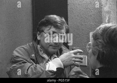 La Repubblica ceca attore e regista Jiri Menzel in conversazione con il traduttore Susanna Roth. Foto Stock