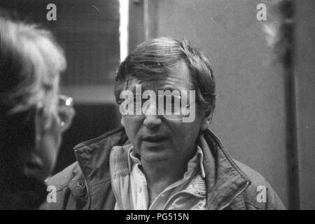 La Repubblica ceca regista e attore Jiri Menzel in conversazione con il traduttore Susanna Roth. Foto Stock