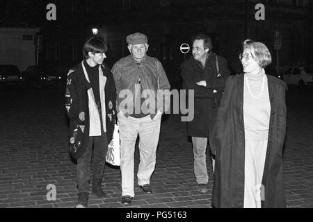 L'autore Bohumil Hrabal (secondo da sinistra) con i traduttori Alena Pfautsch (l.), Sergio Corduas e Susanna Roth. Foto Stock