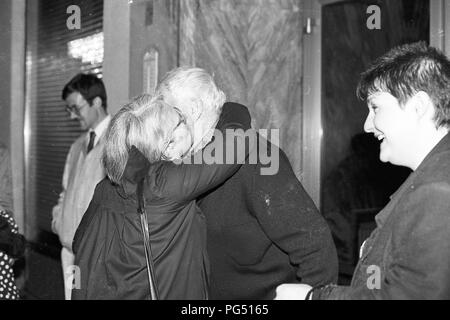 Il traduttore Susanna Roth abbracci il scrittore ceco Bohumil Hrabal. Foto Stock