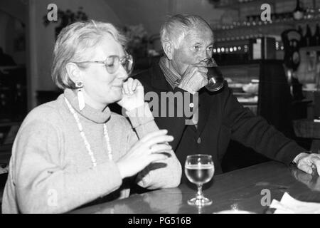 Il scrittore ceco Bohumil Hrabal e il suo traduttore Susanna Roth al Goesser Bierklinik in Vienna. Foto Stock