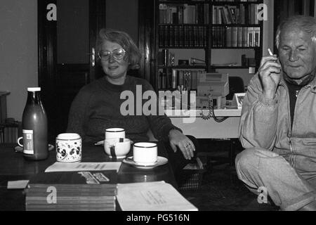 Il scrittore ceco Bohumil Hrabal e il traduttore Susanna Roth in Roth's appartamento in la Favoritenstrasse in Vienna. Foto Stock