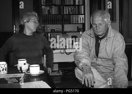 Il scrittore ceco Bohumil Hrabal e il traduttore Susanna Roth in Roth's appartamento in la Favoritenstrasse in Vienna. Foto Stock