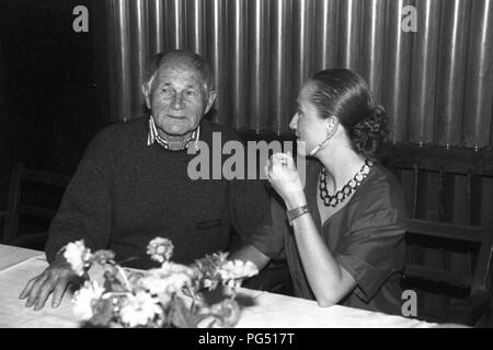 Il cantante Bara Basikova e lo scrittore Bohumil Hrabal nel 1990 a Praga. Foto Stock