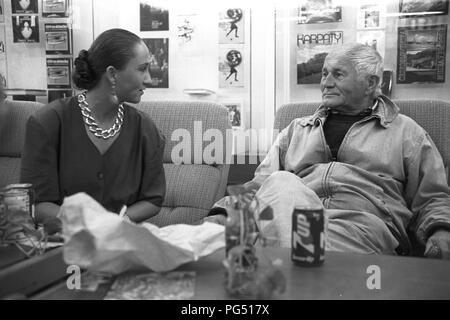 Il cantante Bara Basikova e lo scrittore Bohumil Hrabal nel 1990 a Praga. Foto Stock
