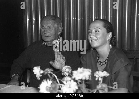 Il cantante Bara Basikova e lo scrittore Bohumil Hrabal nel 1990 a Praga. Foto Stock