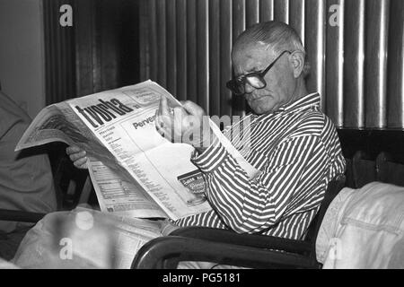 Il scrittore ceco Bohumil Hrabal leggendo un giornale. Foto Stock
