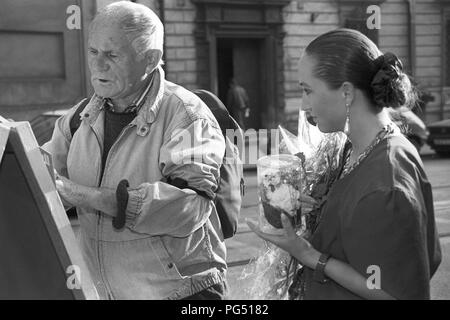 Il cantante Bara Basikova e lo scrittore Bohumil Hrabal nel 1990 a Praga. Foto Stock