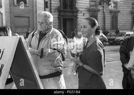 Il cantante Bara Basikova e lo scrittore Bohumil Hrabal nel 1990 a Praga. Foto Stock
