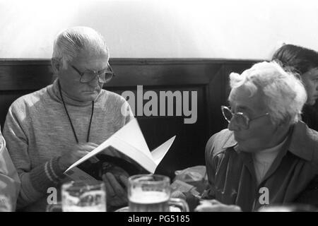 Il scrittore ceco Bohumil Hrabal in un pub di Praga nel 1990. Foto Stock