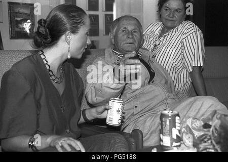 Il cantante Bara Basikova e lo scrittore Bohumil Hrabal nel 1990 a Praga. Foto Stock