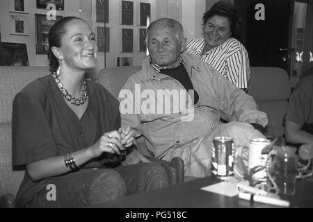 Il cantante Bara Basikova e lo scrittore Bohumil Hrabal nel 1990 a Praga. Foto Stock