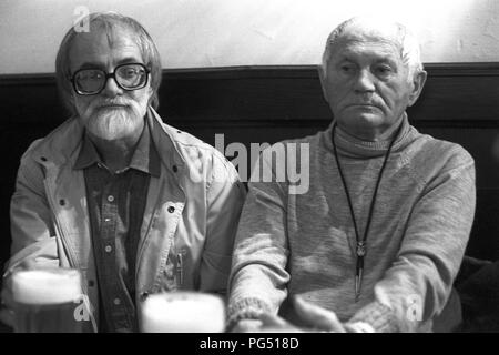 L'artista ceco Karel Trinkewitz e lo scrittore Bohumil Hrabal in un pub di Praga. Trinkewitz divenne più tardi il ceco Consul in Amburgo. Foto Stock