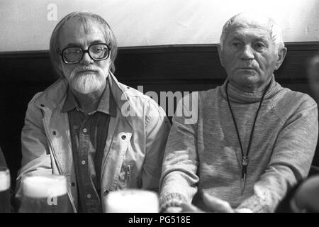 L'artista ceco Karel Trinkewitz e lo scrittore Bohumil Hrabal in un pub di Praga. Trinkewitz divenne più tardi il ceco Consul in Amburgo. Foto Stock