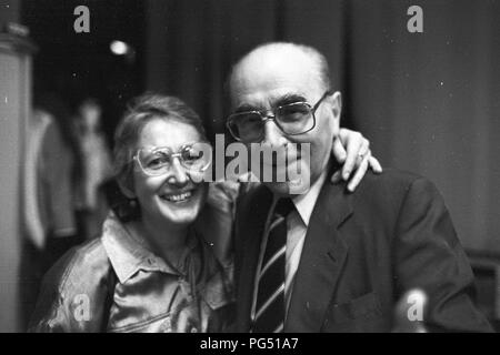 L'artista ceco e attivista Jiri Kolar con il traduttore Susanna Roth. Foto Stock