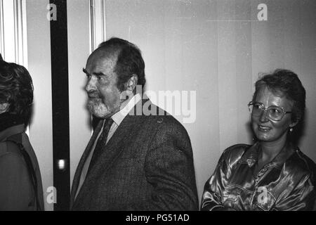 La Repubblica ceca giornalista e scrittore Pavel Tigrid e il traduttore Susanna Roth. Tigrid più tardi divenne ministro ceco di cultura sotto Vaclav Klaus e consigliere di Vaclav Havel. Foto Stock