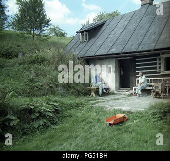 Lo scrittore Bohumil Hrabal e il traduttore Susanna Roth davanti alla casa del pittore Josef Jira in Mala Skala nel nord della Repubblica ceca. Foto Stock
