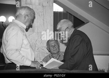 Bohumil Hrabal (centrale) con Josef Hirsal presso la sua festa di compleanno a Praga 1990. Foto Stock