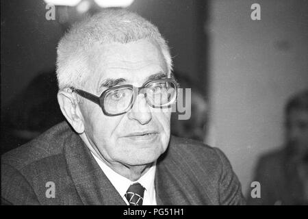 Il scrittore ceco Josef Hirsal ad una festa per il suo compleanno. Foto Stock