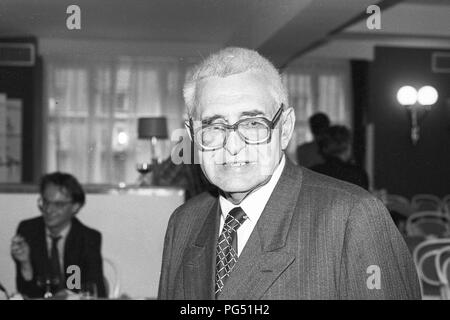 Il scrittore ceco Josef Hirsal ad una festa per il suo compleanno. Foto Stock