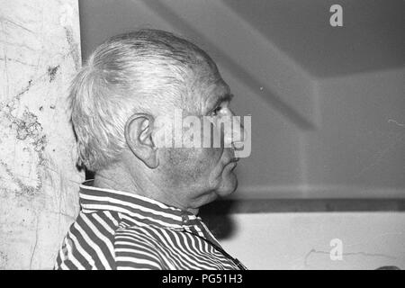 Ritratto dello scrittore ceco Bohumil Hrabal ad una festa di compleanno dell'autore Josef Hirsal. Foto Stock