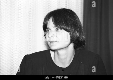 Il scrittore ceco Daniela Hodrova ad una festa di compleanno dello scrittore Josef Hirsal a Praga nel 1990. Foto Stock