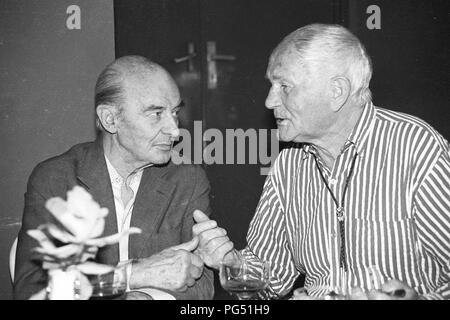 Il pittore Kamil Lhotak e lo scrittore Bohumil Hrabal ad una festa di compleanno dell'autore Josef Hirsal in Praga. Foto Stock