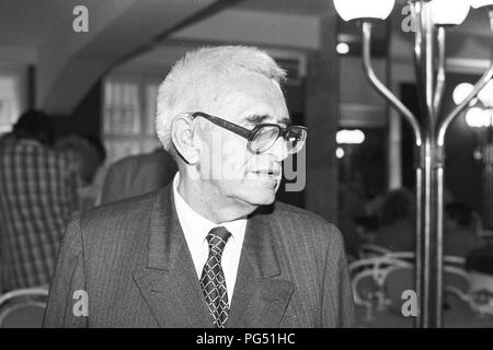 La Repubblica ceca autore Josef Hirsal ad una festa per il suo compleanno. Foto Stock