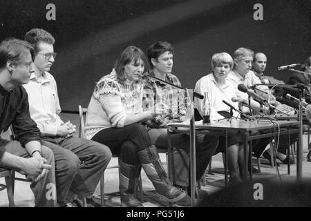 Conferenza stampa con Dany Nemcova (co-firmatario della carta 77), Jiri Dienstbier (successivamente Ministro degli esteri ceco) e Václav Maly (più tardi il Vescovo Ausiliare di Praga). Foto Stock