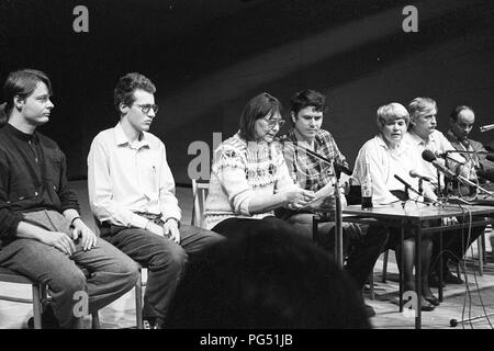 Conferenza stampa con Dany Nemcova (co-firmatario della carta 77), Jiri Dienstbier (successivamente Ministro degli esteri ceco) e Václav Maly (più tardi il Vescovo Ausiliare di Praga). Foto Stock