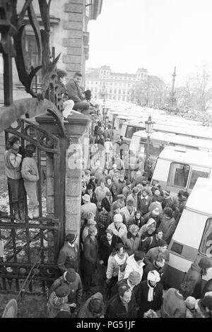 Una manifestazione contro il regime comunista in Cecoslovacchia si muove attraverso Praga. Foto Stock