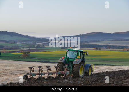 L'aratura di un campo di stoppie su un pomeriggio di novembre come il sole tramonta. La vista su Corsindae guarda verso Ordhead Tillyfourie e. Foto Stock