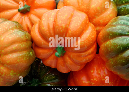 Gruppo di arancione e verde zucche, closeup shot, sfondo stagionali Foto Stock