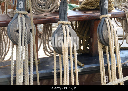 Vecchie pulegge e funi su un vecchio legno nave a vela Foto Stock