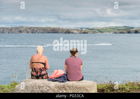 Vacanze in vacanza rilassante sulla costa con vista sulla baia di Newquay in Cornovaglia. Foto Stock