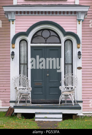 Primo piano del portico anteriore e ingresso al centro storico della rosa Allan R. Morash House in York Street a Lunenburg, Nova Scotia Foto Stock